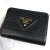 プラダ ロゴ トライアングルカット レザー 二つ折り財布 ブラック