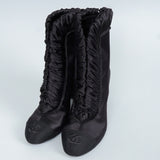 シャネル 25AW ギャザーサテン ココマーク アンクルブーツ ブラック 37 1/2C / 24.0〜24.5cm 未使用品 - NEWSED