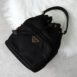 プラダ ポコノ テスート ナイロン サフィアーノ レザー 2way 巾着バッグ ショルダーバッグ トライアングルロゴ ブラック / ゴールド ギャランティーカード付き - NEWSED