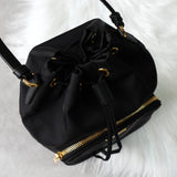 プラダ ポコノ テスート ナイロン サフィアーノ レザー 2way 巾着バッグ ショルダーバッグ トライアングルロゴ ブラック / ゴールド ギャランティーカード付き - NEWSED