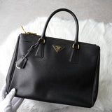 プラダ サフィアーノ レザー 三角プレート 2WAY ハンドバッグ ショルダーバッグ ブラック - NEWSED