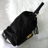 プラダ ポコノ テスート ナイロン サフィアーノ レザー 2way 巾着バッグ ショルダーバッグ トライアングルロゴ ブラック / ゴールド ギャランティーカード付き - NEWSED