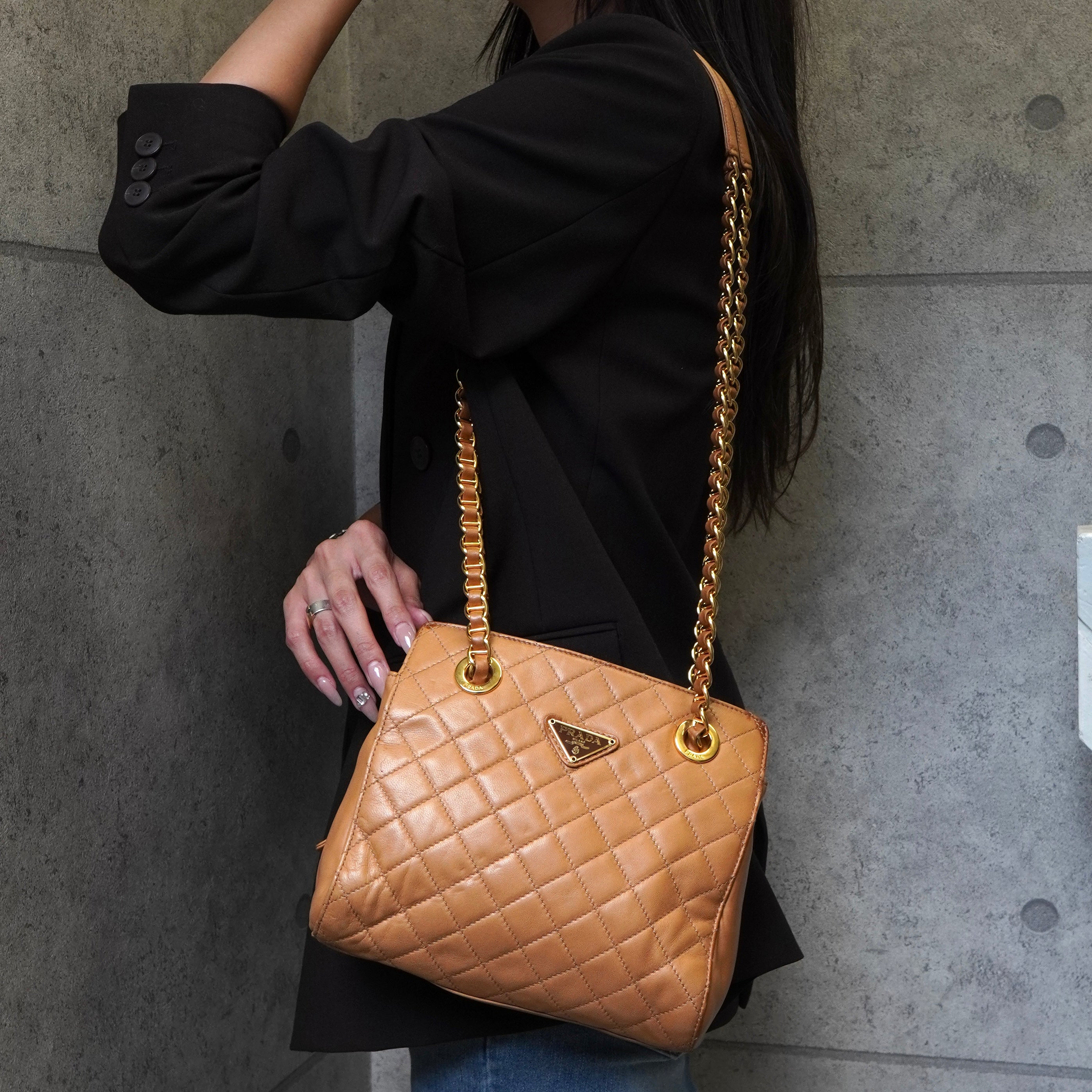 PRADA ベージュ キルティング ショルダーバッグ 日本直送 名牌中古包 】PRADA プラダ キルティング ショルダー
