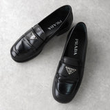 プラダ ブラッシュドレザー ローファー 三角プレート ブラック 35 1/2 - NEWSED