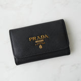 プラダ サフィアーノレザー 4連 キーケース ゴールド / ブラック - NEWSED