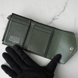 メゾン マルジェラ 4ステッチ 四つタグ レザー 三つ折り財布 コンパクトウォレット グリーン - NEWSED