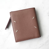 メゾン マルジェラ 4ステッチ 四つタグ レザー 二つ折り財布 コンパクトウォレット パープルブラウン - NEWSED