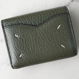 メゾン マルジェラ 4ステッチ 四つタグ レザー 三つ折り財布 コンパクトウォレット グリーン - NEWSED