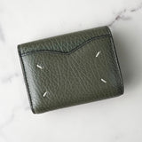メゾン マルジェラ 4ステッチ 四つタグ レザー 三つ折り財布 コンパクトウォレット グリーン - NEWSED