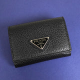 プラダ ヴィッテロダイノレザー トライアングルロゴ 三つ折り財布 ブラック ICタグ内蔵