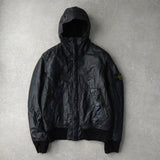 ストーンアイランド コンパスバッジ ムソラゴマータ フーデッドジャケット ブラック メンズ