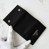 プラダ ポコノ ナイロン 三角プレート トライアングルロゴ サフィアーノ レザー 6連 キーケース ブラック - NEWSED