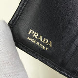 プラダ ロゴ トライアングルカット レザー 二つ折り財布 ブラック