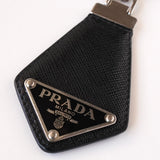 プラダ トライアングルロゴ サフィアーノレザー チャーム キーホルダー キーリング ブラック / シルバー