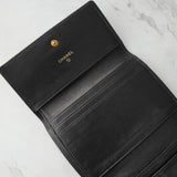 シャネル 7桁8番台 ココマーク キャビアスキン 三つ折り財布 ブラック ギャランティーカード付き - NEWSED