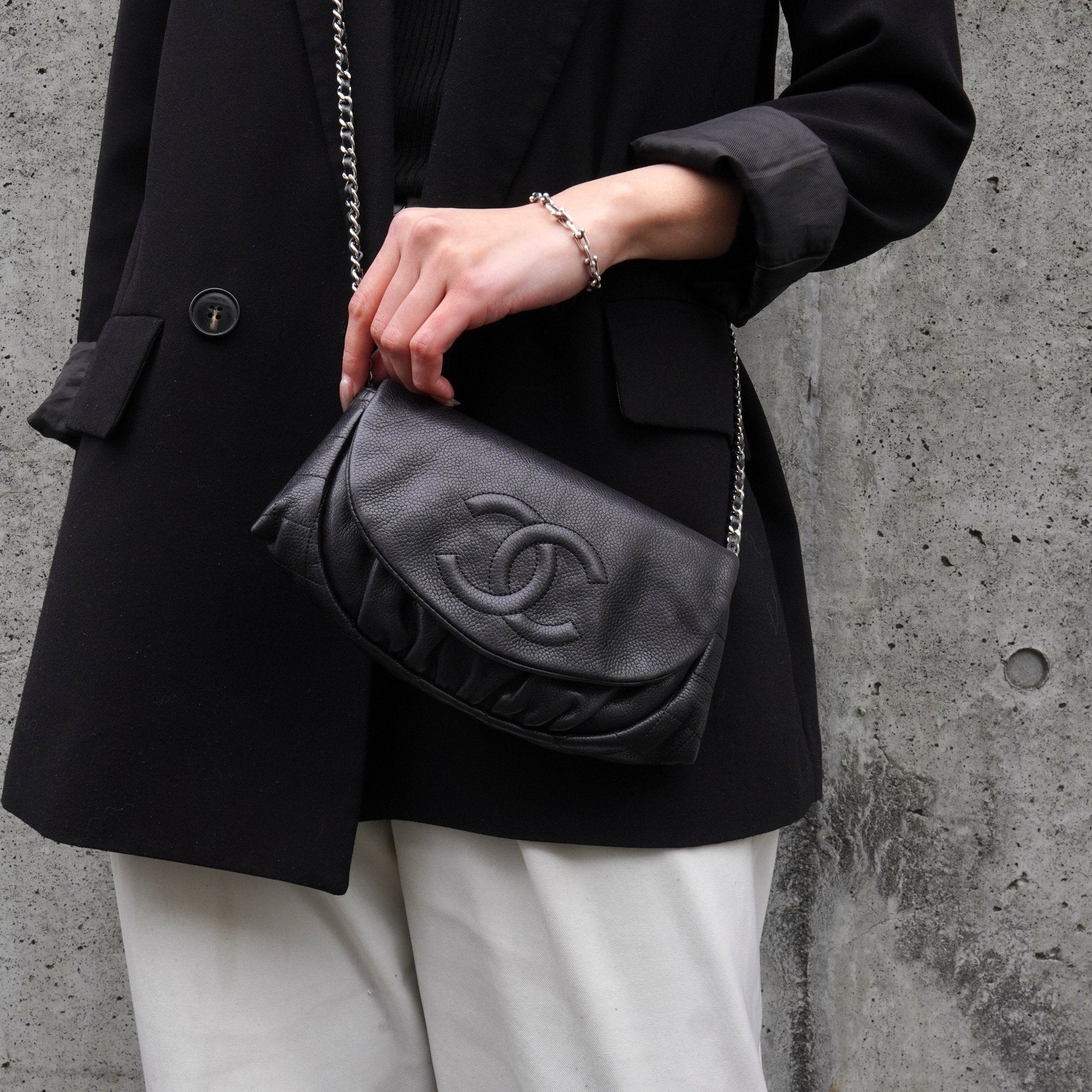 CHANEL シャネルレザーショルダーバッグ　ハーフムーン　キャビアスキン476 CHANEL ハーフムーン シングルフラップシングルチェーン 2021年