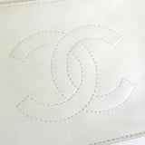 シャネル ココマーク ラムスキン フラット ポーチ ホワイト 9番台7桁 - NEWSED