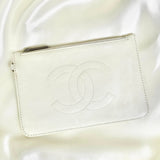 シャネル ココマーク ラムスキン フラット ポーチ ホワイト 9番台7桁 - NEWSED