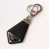 プラダ トライアングルロゴ サフィアーノレザー チャーム キーホルダー キーリング ブラック / シルバー