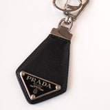 プラダ トライアングルロゴ サフィアーノレザー チャーム キーホルダー キーリング ブラック / シルバー