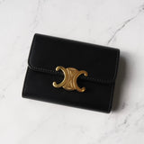 セリーヌ トリオンフ シャイニーカーフスキン コンパクトウォレット ブラック / ゴールド