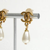 シャネル ココマーク ティアドロップ フェイクパール イヤリング GP ゴールド - NEWSED