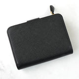 プラダ サフィアーノ レザー 二つ折り財布 コンパクトウォレット トライアングルロゴ L字ファスナー ブラック - NEWSED