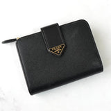 プラダ サフィアーノ レザー 二つ折り財布 コンパクトウォレット トライアングルロゴ L字ファスナー ブラック - NEWSED