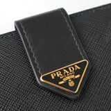 プラダ サフィアーノ レザー 二つ折り財布 コンパクトウォレット トライアングルロゴ L字ファスナー ブラック - NEWSED