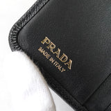プラダ サフィアーノ レザー 二つ折り財布 コンパクトウォレット トライアングルロゴ L字ファスナー ブラック - NEWSED