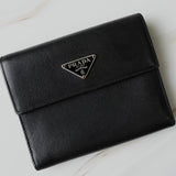 プラダ トライアングルロゴ サフィアーノ レザー 三つ折り財布 ブラック - NEWSED