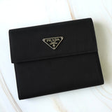 プラダ トライアングルロゴ ナイロン 三つ折り財布 ブラック 箱付き - NEWSED