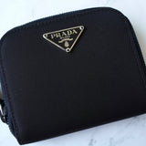 プラダ ナイロン ラウンドファスナー コインケース 三角プレート ラウンドジップ ブラック - NEWSED