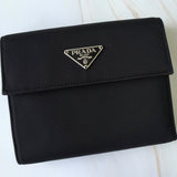 プラダ トライアングルロゴ ナイロン 三つ折り財布 ブラック 箱付き - NEWSED
