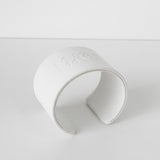 エムエムシックス メゾン マルジェラ レザー カレンダーロゴ バングル ホワイト - NEWSED