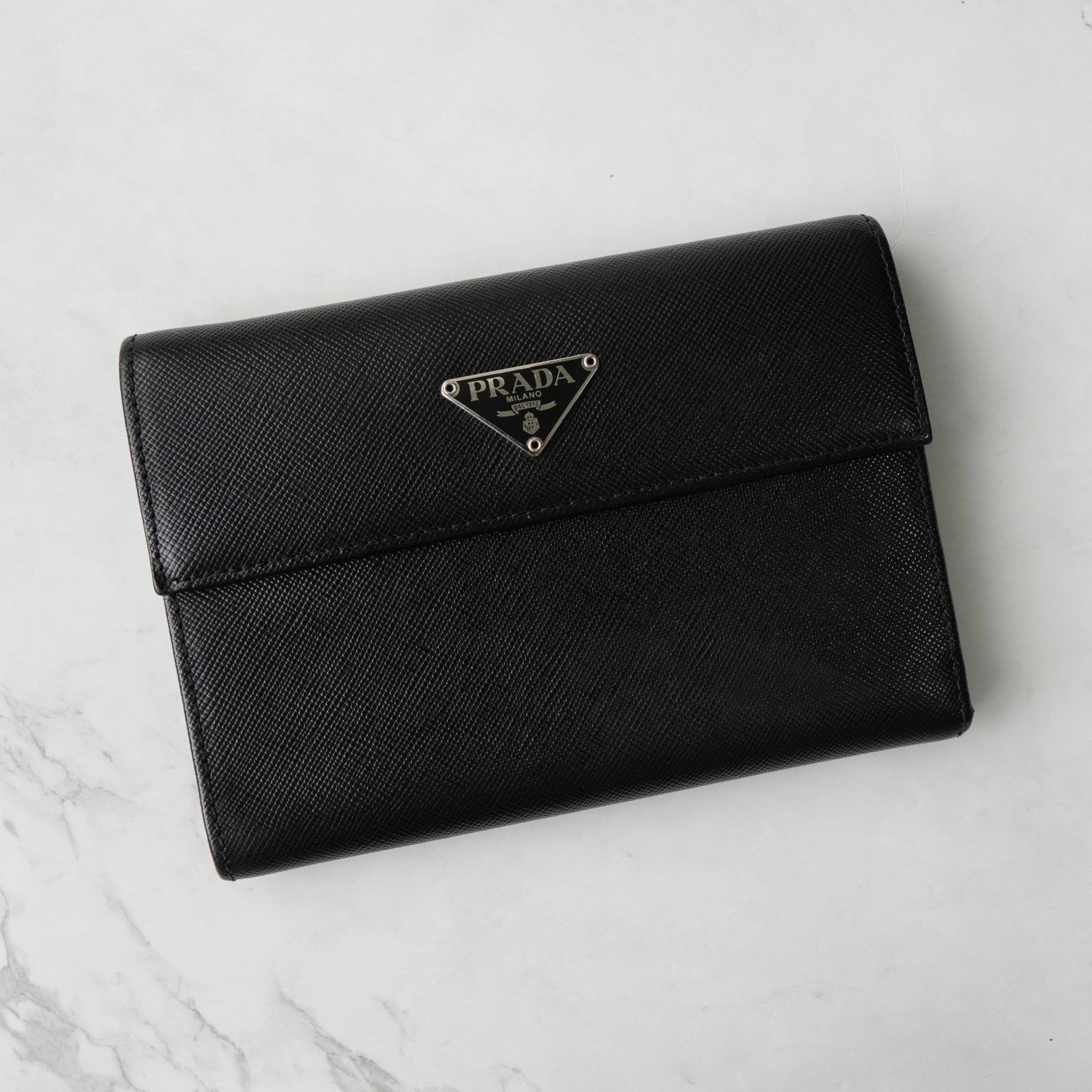 PRADA 三つ折り 財布　ブラック　サフィアーノレザー　トライアングルロゴ⭐︎ プラダ サフィアーノレザー トライアングルロゴ 三つ折り財布 ブラック