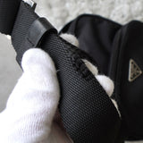 プラダ ポコノ テスート ナイロン 三角プレート ミニ ショルダーバッグ ブラック - NEWSED