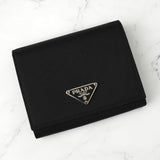 プラダ ポコノ テスート ナイロン サフィアーノレザー 三つ折り財布 トライアングルロゴ ブラック - NEWSED