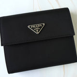 プラダ トライアングルロゴ ナイロン 三つ折り財布 ブラック 箱付き - NEWSED