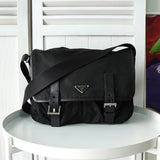 プラダ トライアングルロゴ ナイロン / レザー ショルダーバッグ メッセンジャーバッグ ブラック - NEWSED