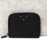 プラダ テスート ポコノ ナイロン トライアングルロゴ ラウンドファスナー 二つ折り財布 ブラック - NEWSED