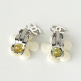 シャネル ココマーク フラワー ラインストーン イヤリング シルバー / ホワイト - NEWSED