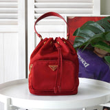 プラダ 現行モデル サフィアーノレザーハンドル 巾着バッグ ハンドバッグ トライアングルロゴ レッド - NEWSED
