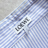 ロエベ アナグラム レザーパッチ ストライプ 長袖シャツ ホワイト / ブルー - NEWSED