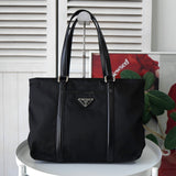 プラダ ポコノ テスート ナイロン サフィアーノレザー 三角プレート トートバッグ ブラック - NEWSED