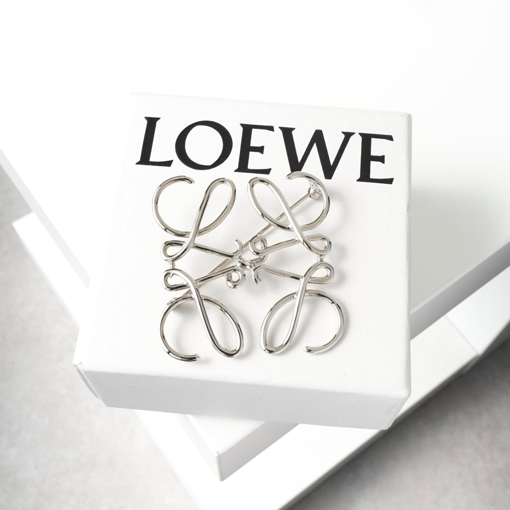 ロエベ アナグラム シルバー ブローチ 箱付き