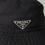 プラダ ポコノ テスート ナイロン バケットハット 帽子 三角プレート トライアングルロゴ ブラック - NEWSED