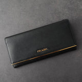 プラダ サフィアーノレザー 二つ折り長財布 ゴールド ブラック ギャランティーカード 箱付き - NEWSED