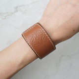 ロエベ アナグラム レザー マグネット バングル ブラウン - NEWSED