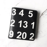 メゾン マルジェラ カレンダーロゴ レザー 二つ折り財布 コンパクトウォレット ブラック 箱付き - NEWSED